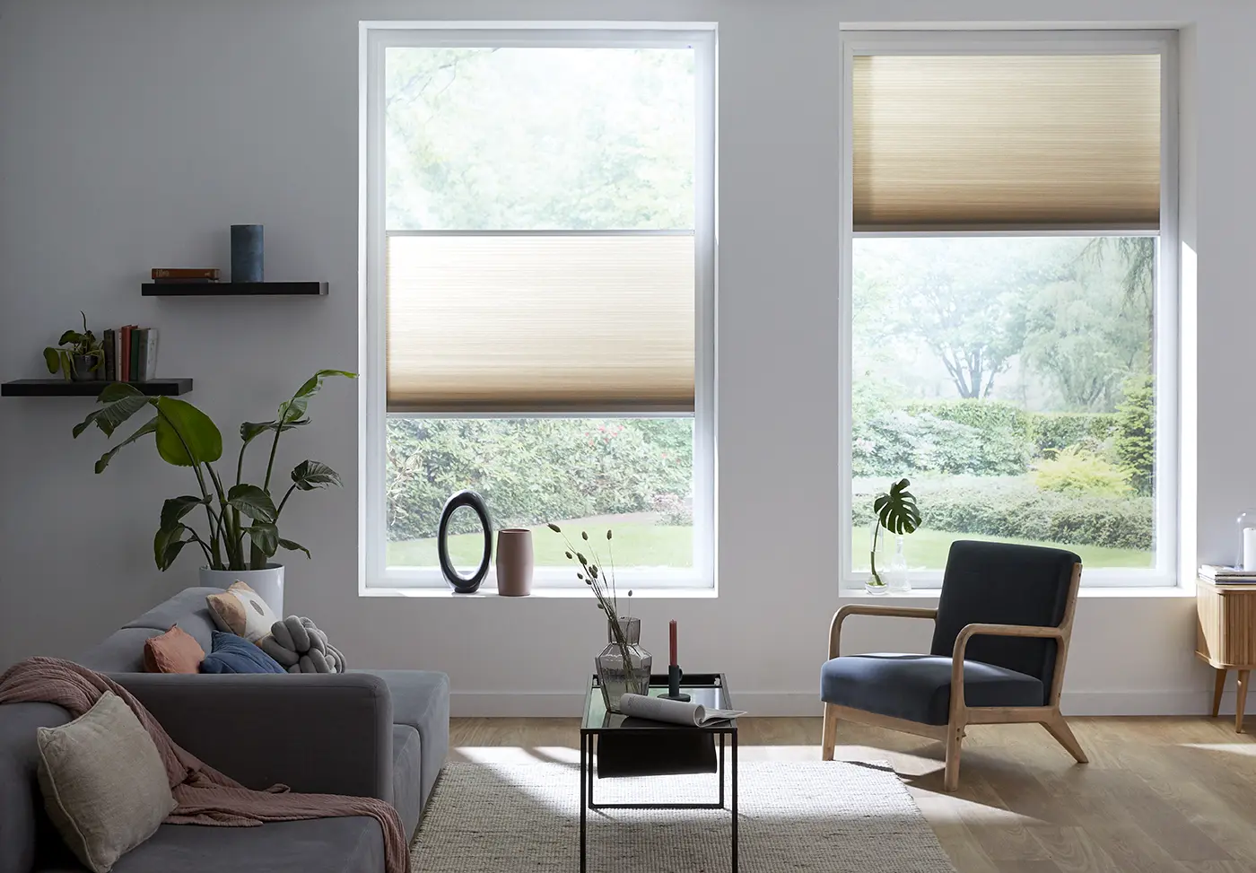 KeJe Splendid Pliss raamdecoratie toegepast in een stijlvolle woonkamer
